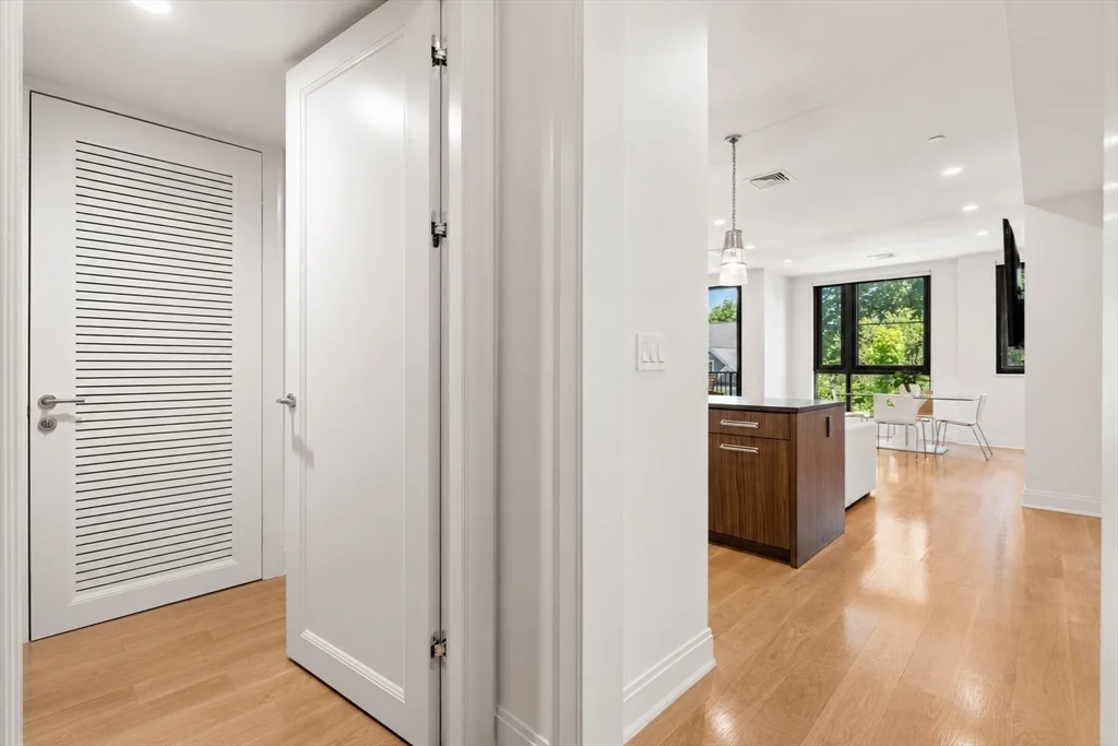 100 Linden St, Wellesley