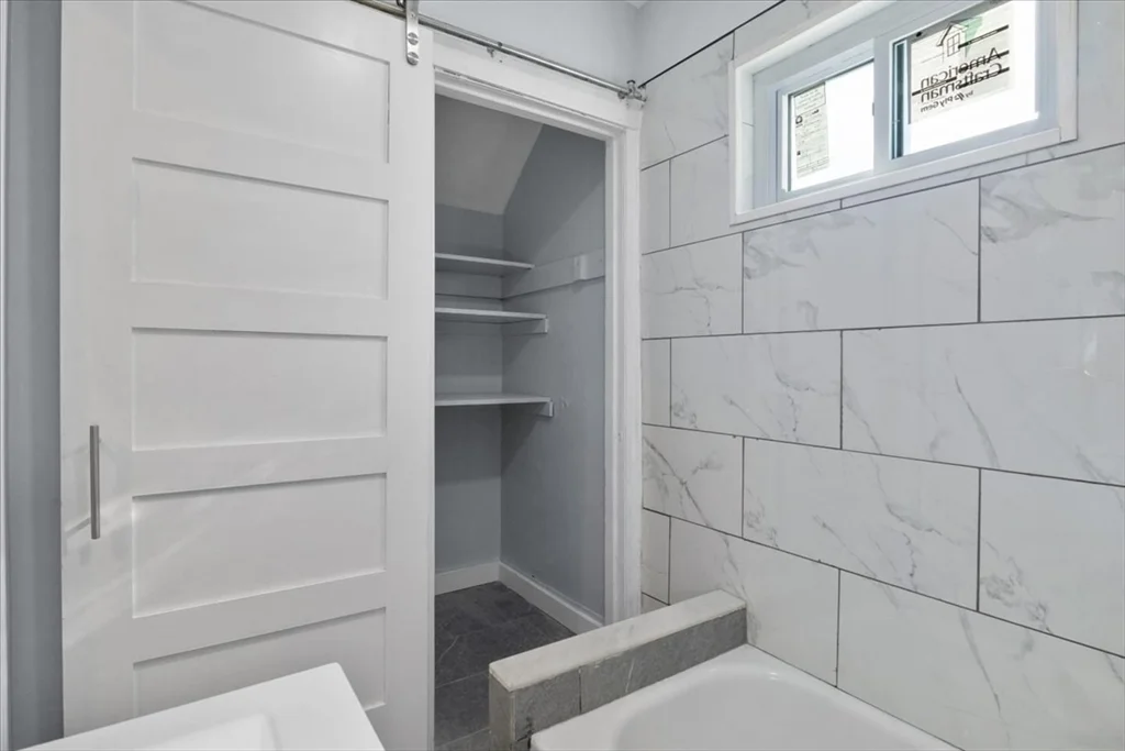 8 Linwood St, Holbrook