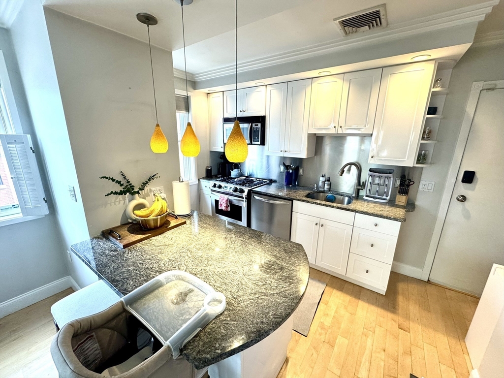 560 Commercial St, North End