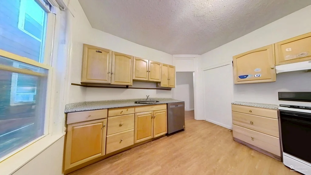 34 Cherokee, Mission Hill