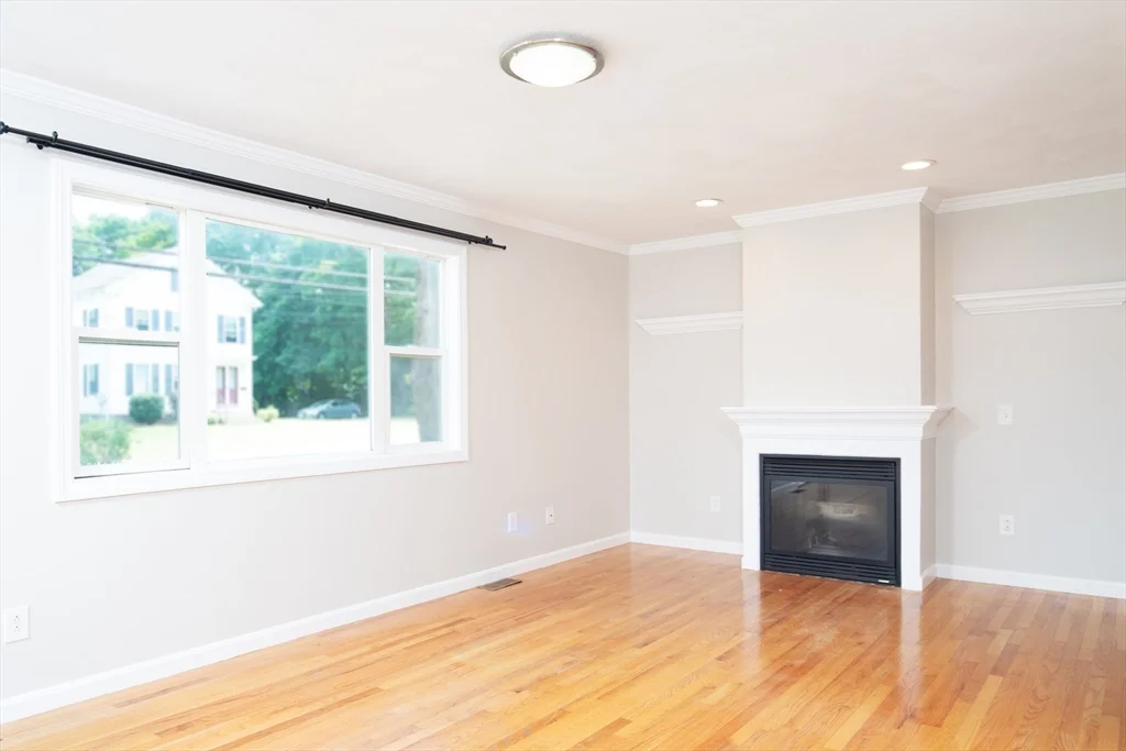 1083 Main St, Walpole