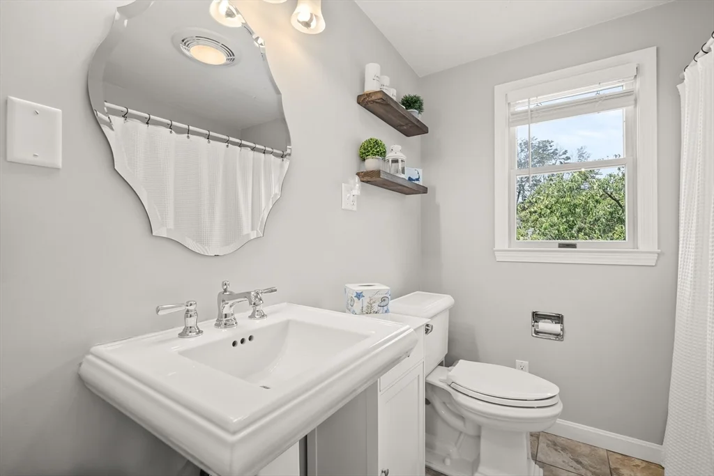 196 Waverley Rd, North Andover