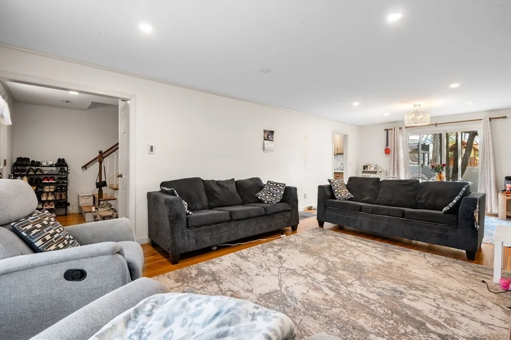 9 Town House Dr, Newtonville