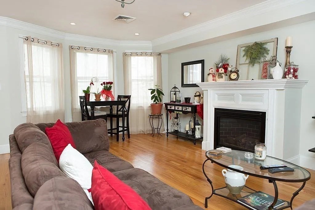 159 W 6th St, South Boston