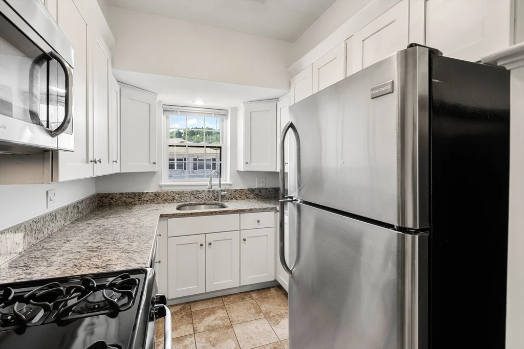 10 Lake Shore Ct, Brighton