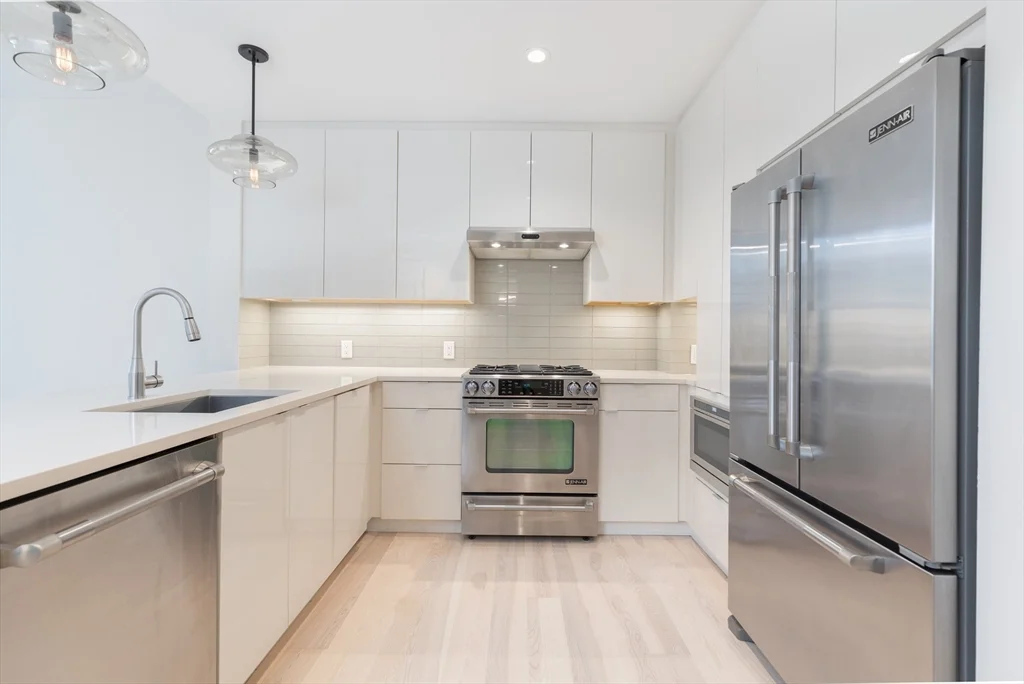 32 Traveler St, South End