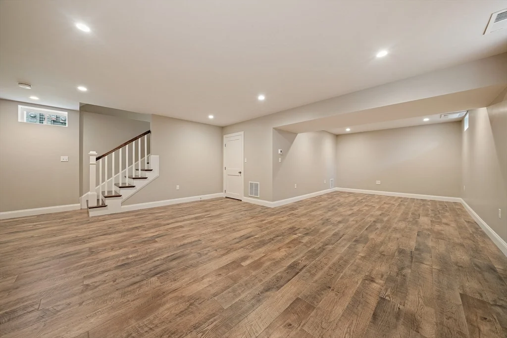 15 Lakeview Ave, Waltham