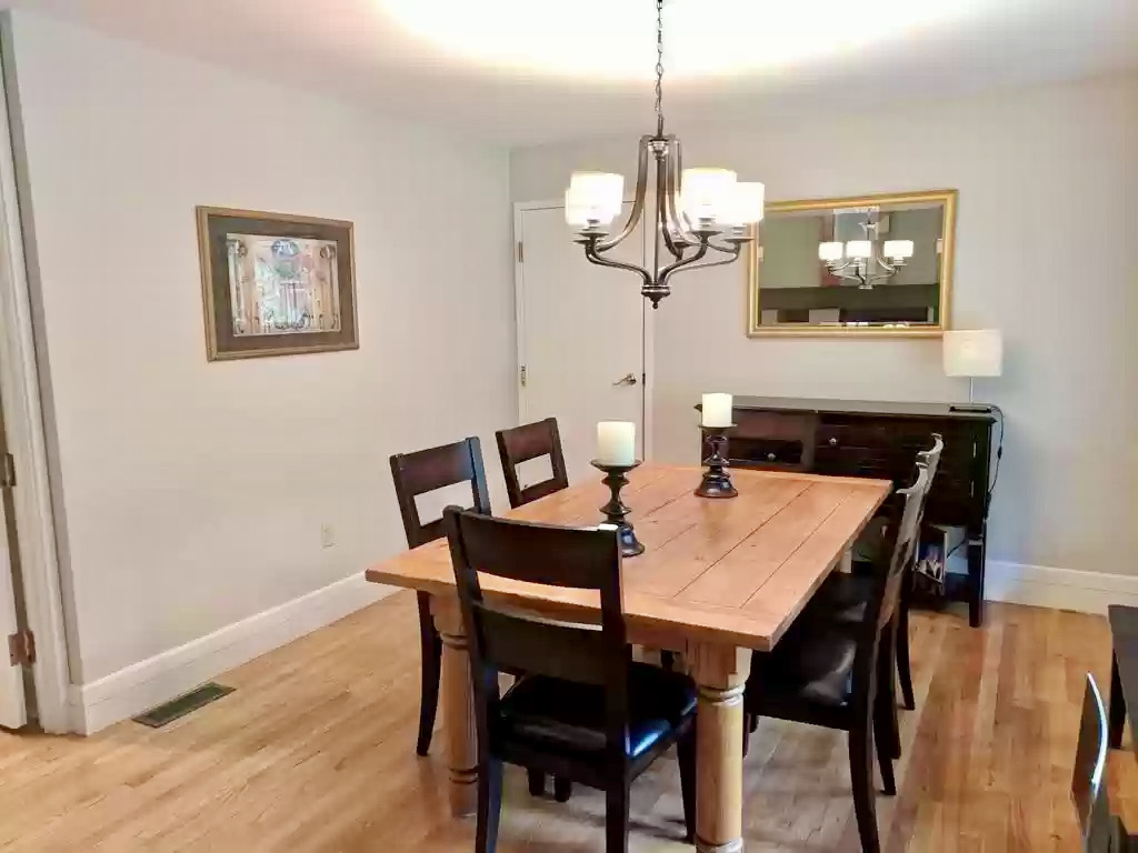 253 Nahanton St, Oak Hill