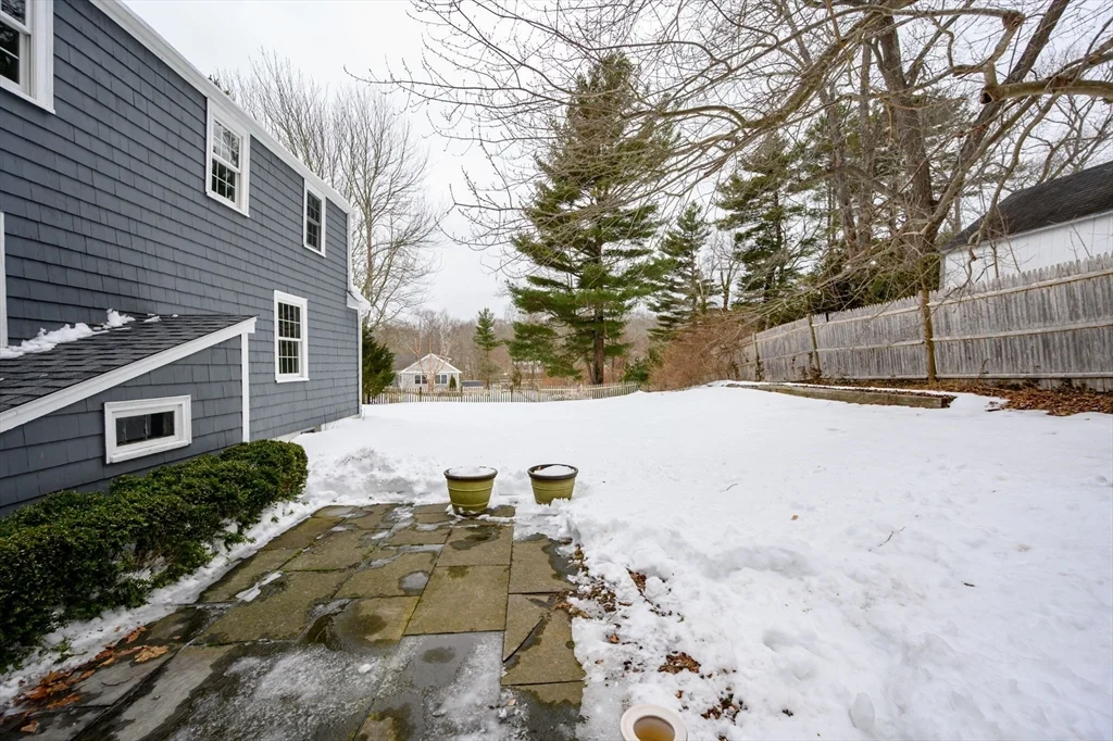 25 Bayberry Ln, Cohasset