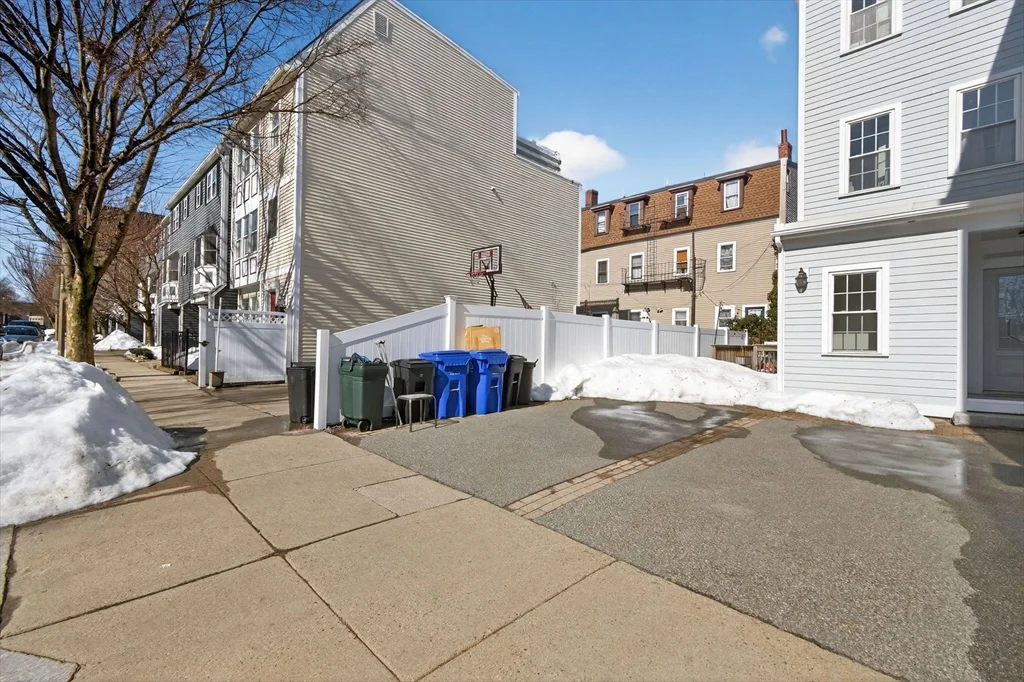 170 W 3rd St, South Boston