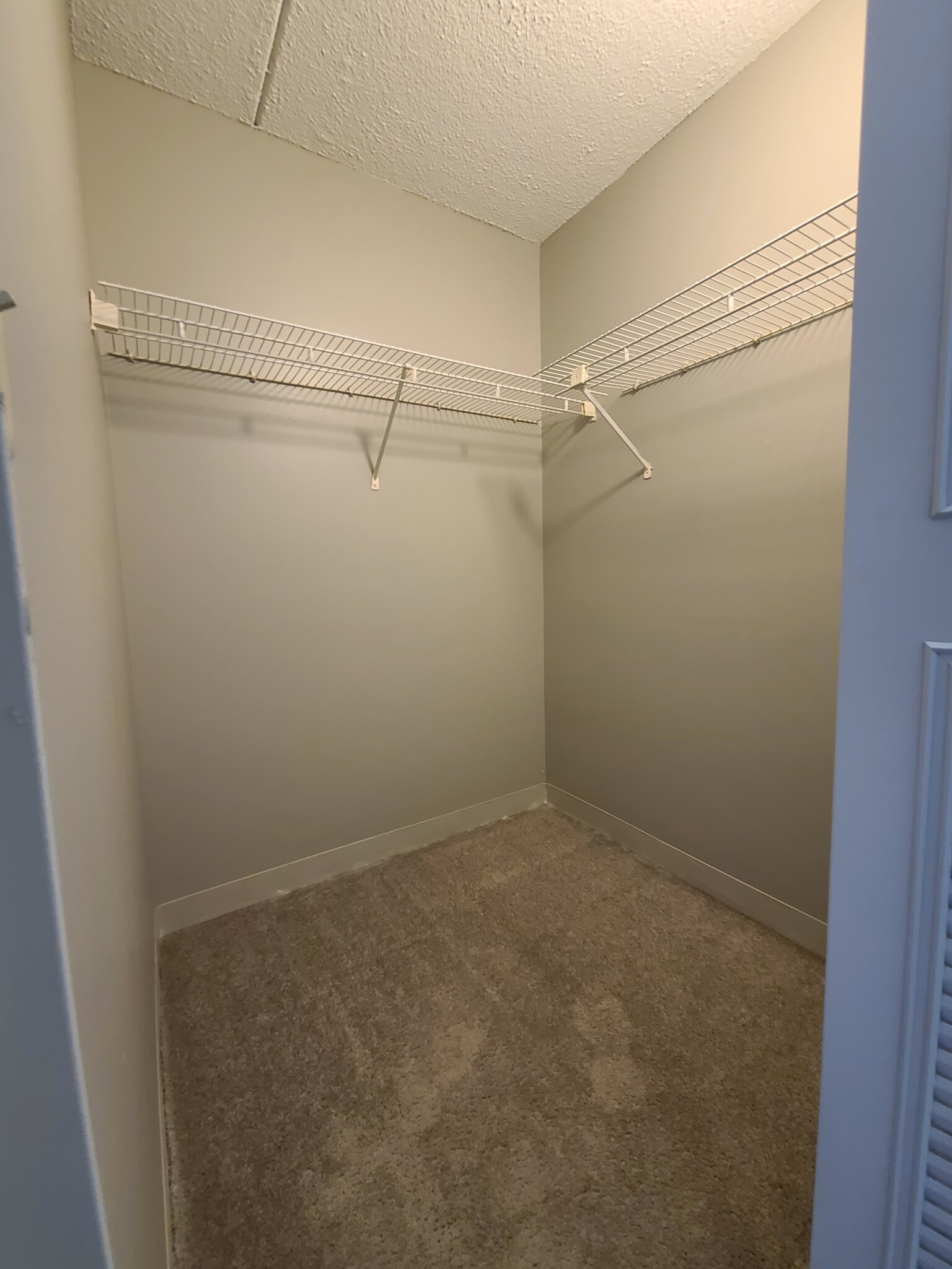 1 South Point Dr, Dorchester