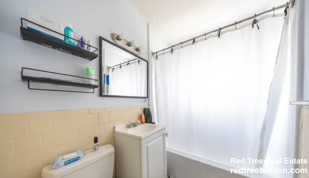 31 Westgate Rd, Chestnut Hill