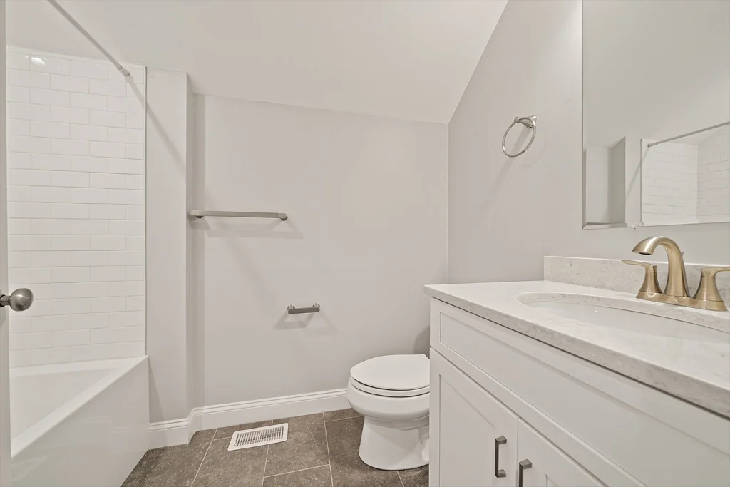 15 Lakeview Ave, Waltham