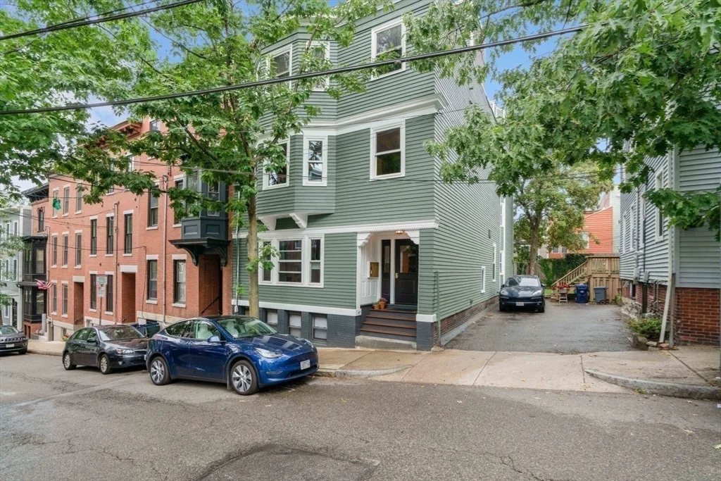 30 Oak St, Charlestown