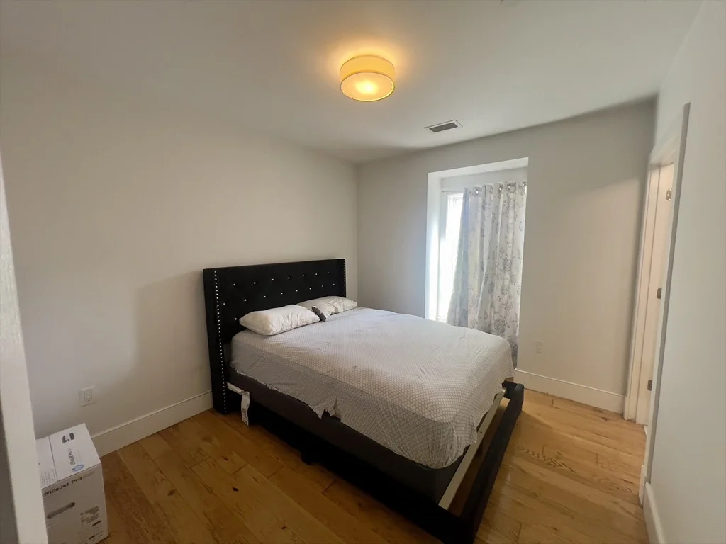 30 Polk St, Charlestown