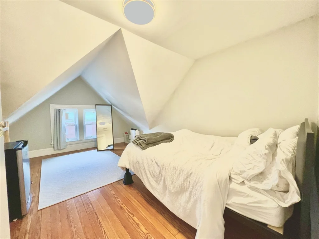 812 Moody St, South Side