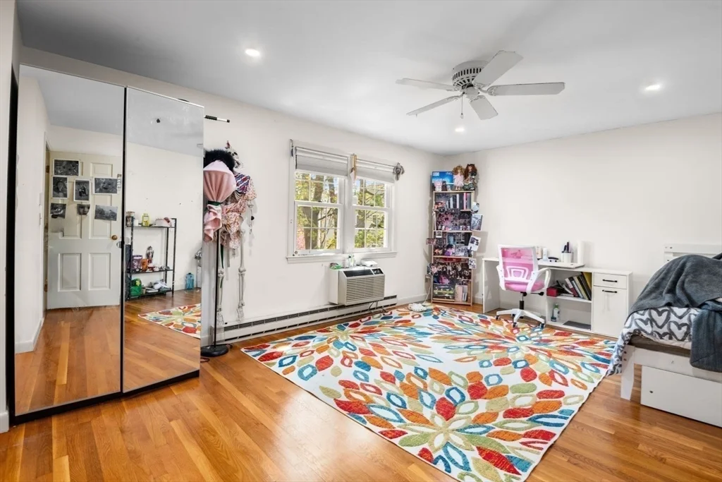 9 Town House Dr, Newtonville