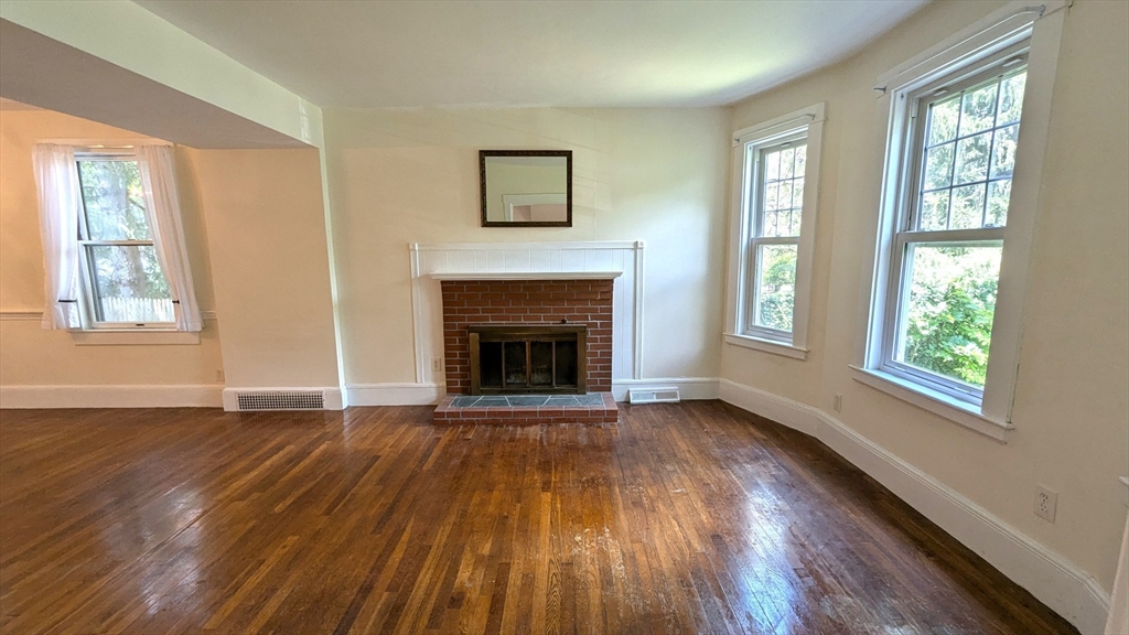 26 Oak St, Wellesley