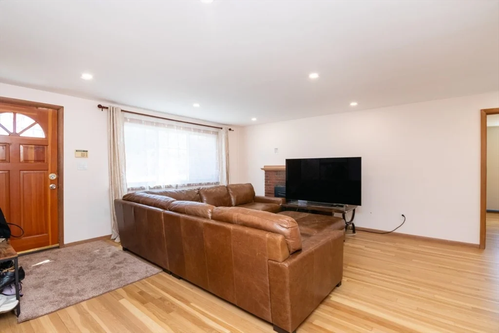 22 Livoli Rd, Framingham