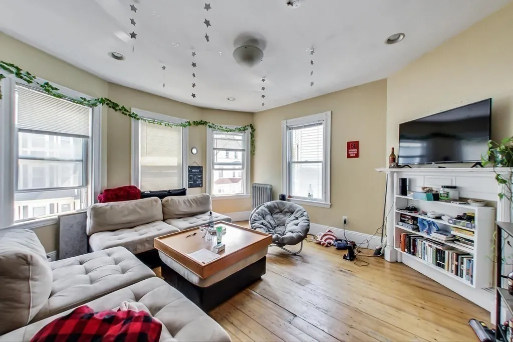 47 Hillside St, Mission Hill