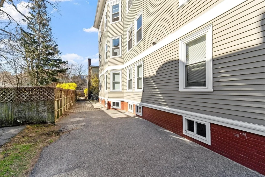 1590 Cambridge St, Mid-Cambridge