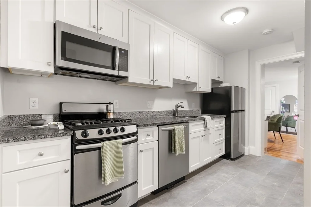 62 West Cedar St, Beacon Hill