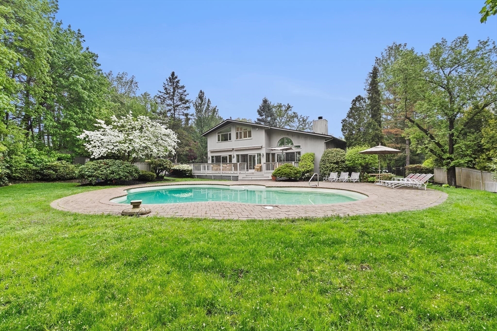 25 Laurus Ln, Newton