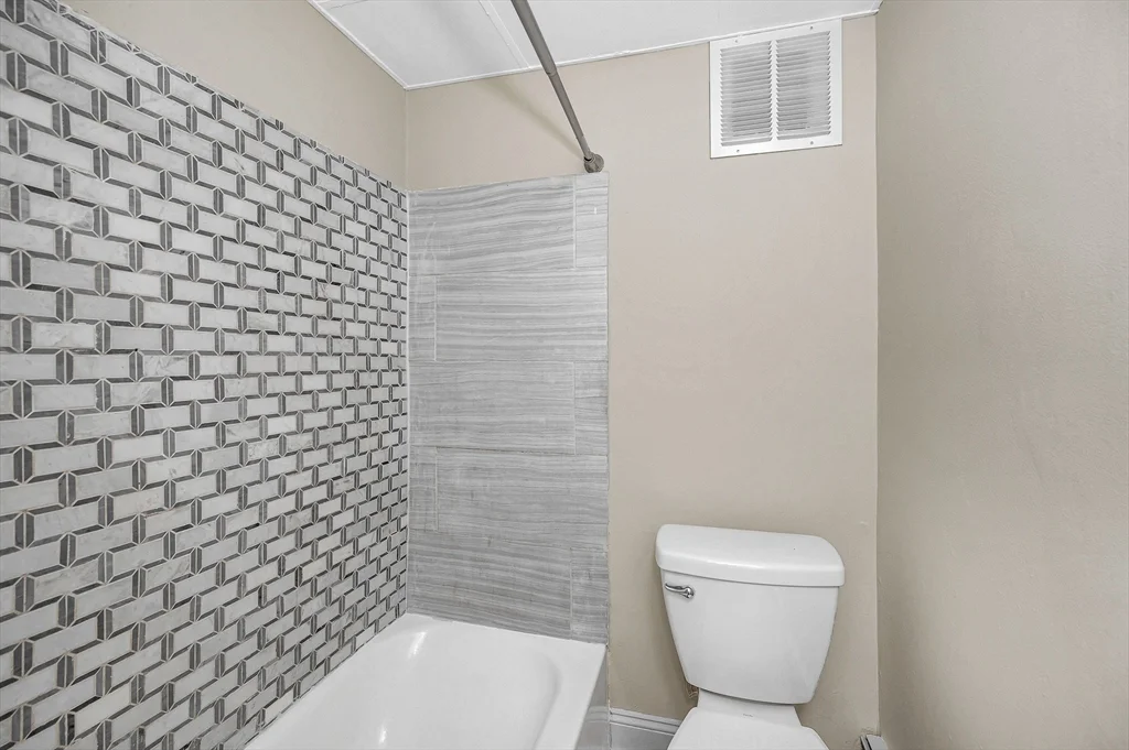 50 1/2 Common St, North Lawrence