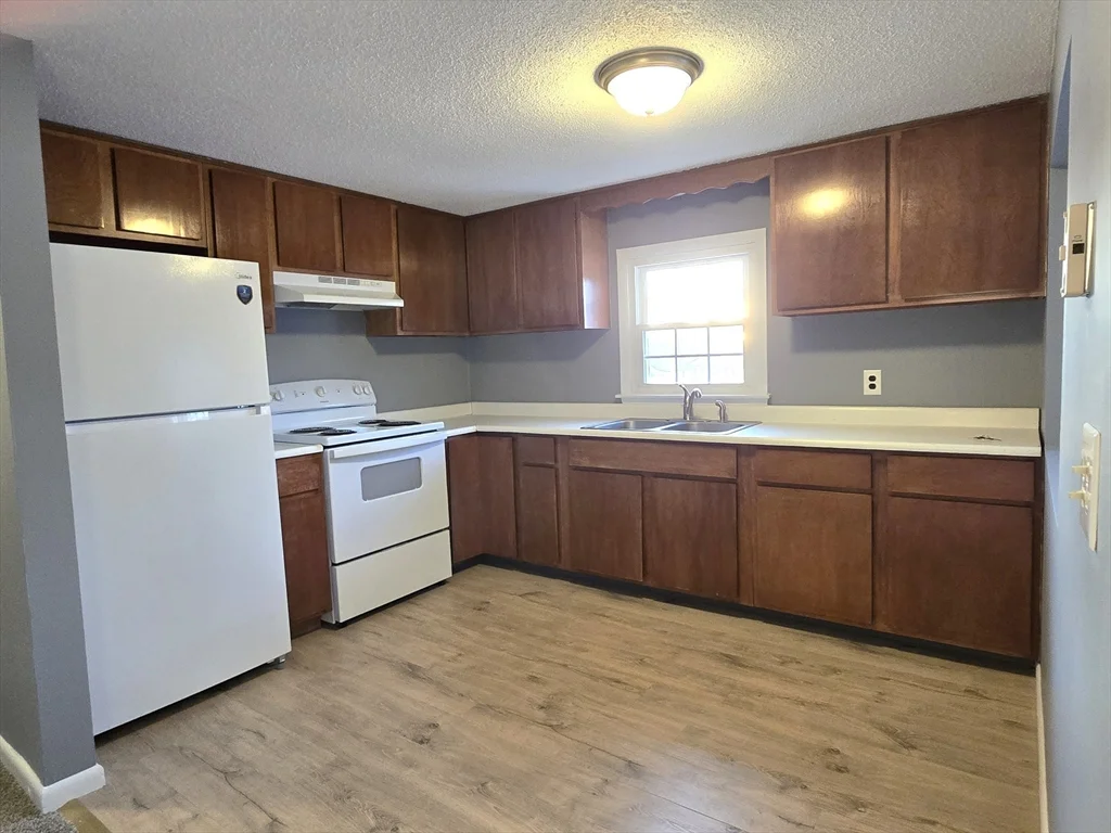 19 Chapman Ave, West Brookfield