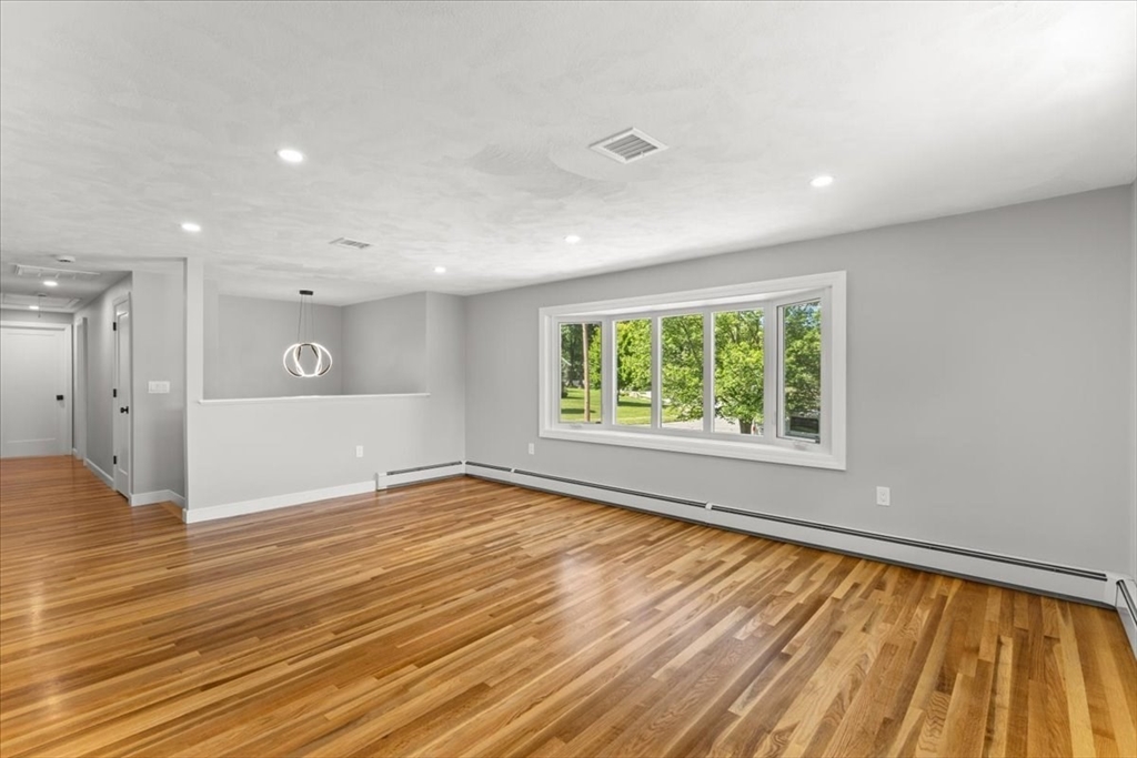 19 Coach Ln, Norwood