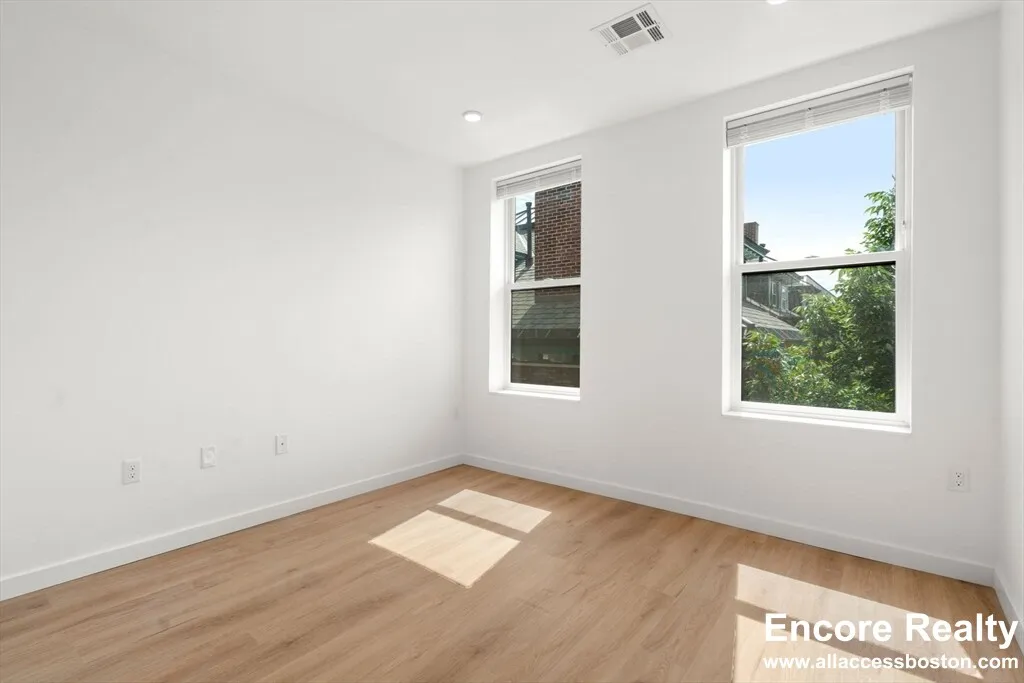 40 Centre St, North Brookline