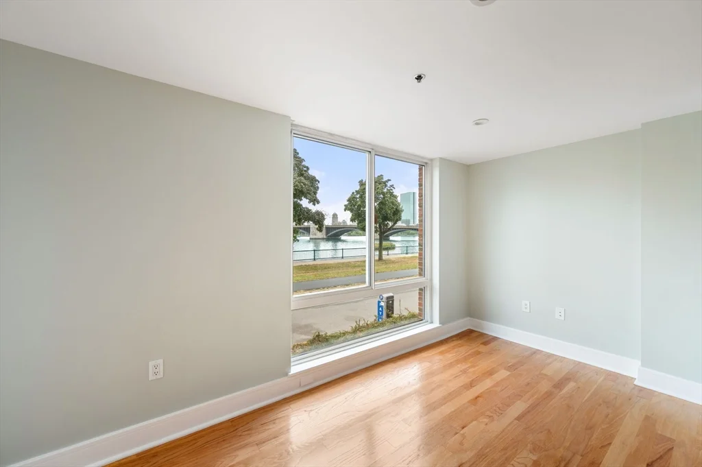 75-83 Cambridge Pkwa, Cambridgeport