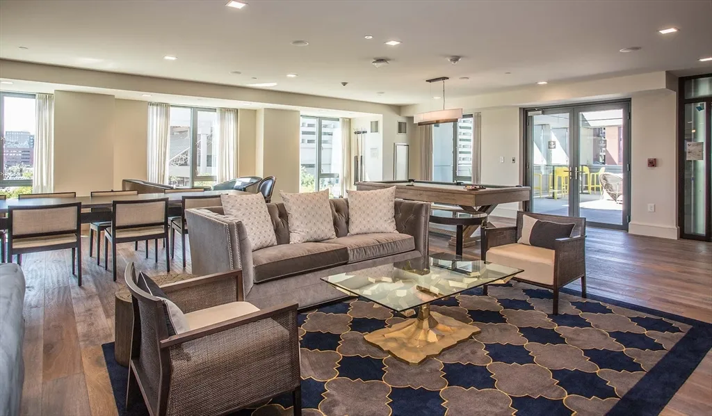 1 Canal St, West End