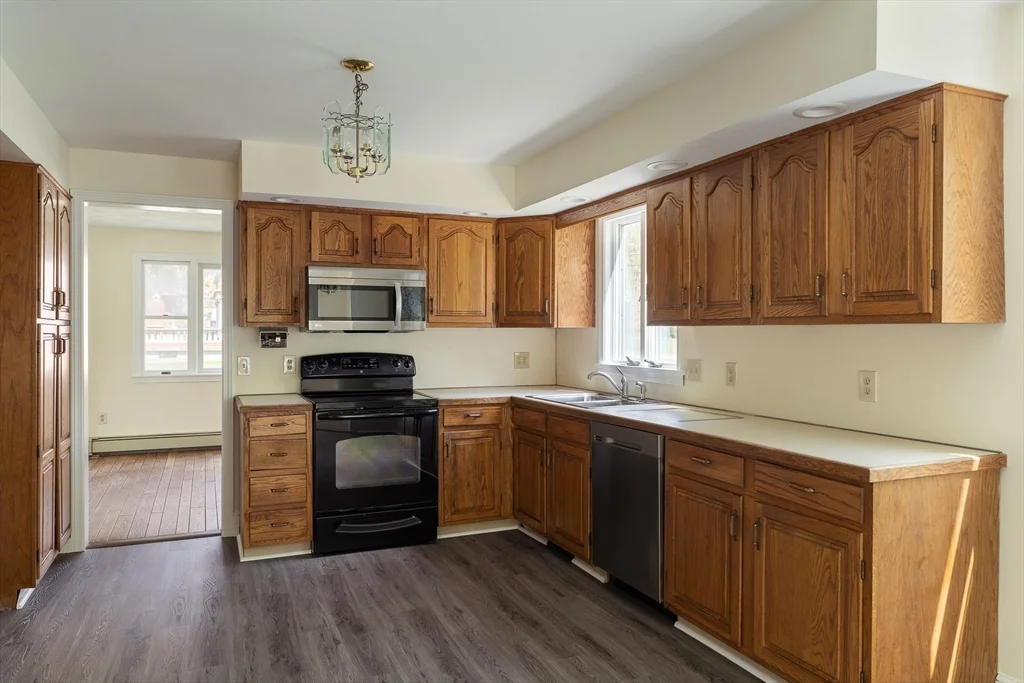 99 Garfield Ave, Woburn