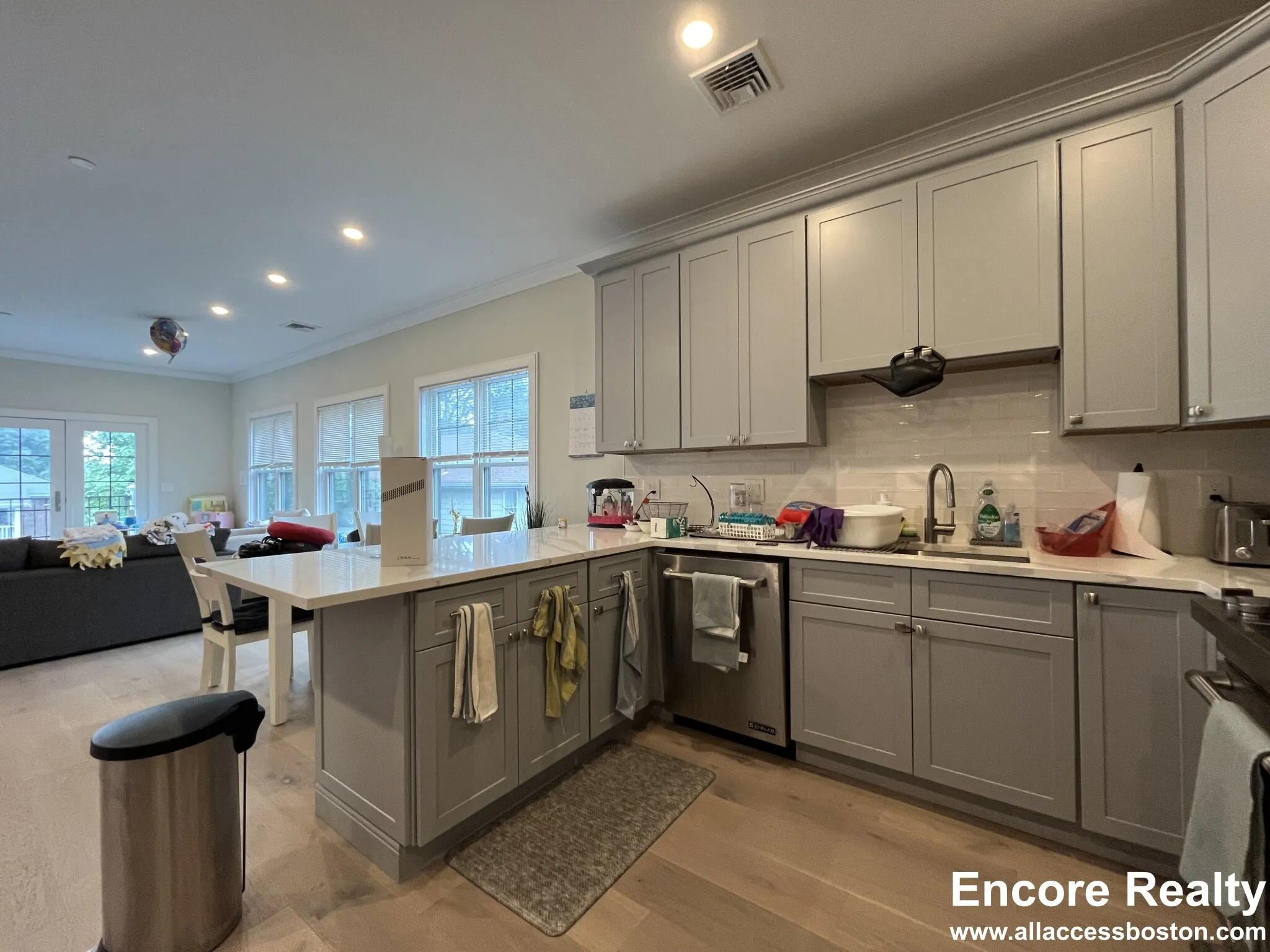 32 Cummins Highway, Roslindale