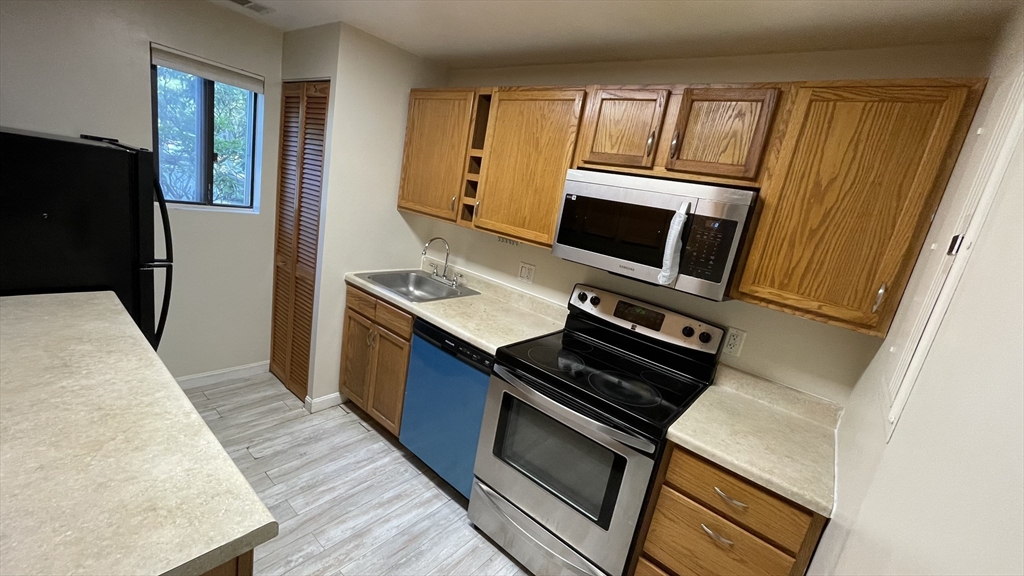 46 Village Hill Ln, Natick