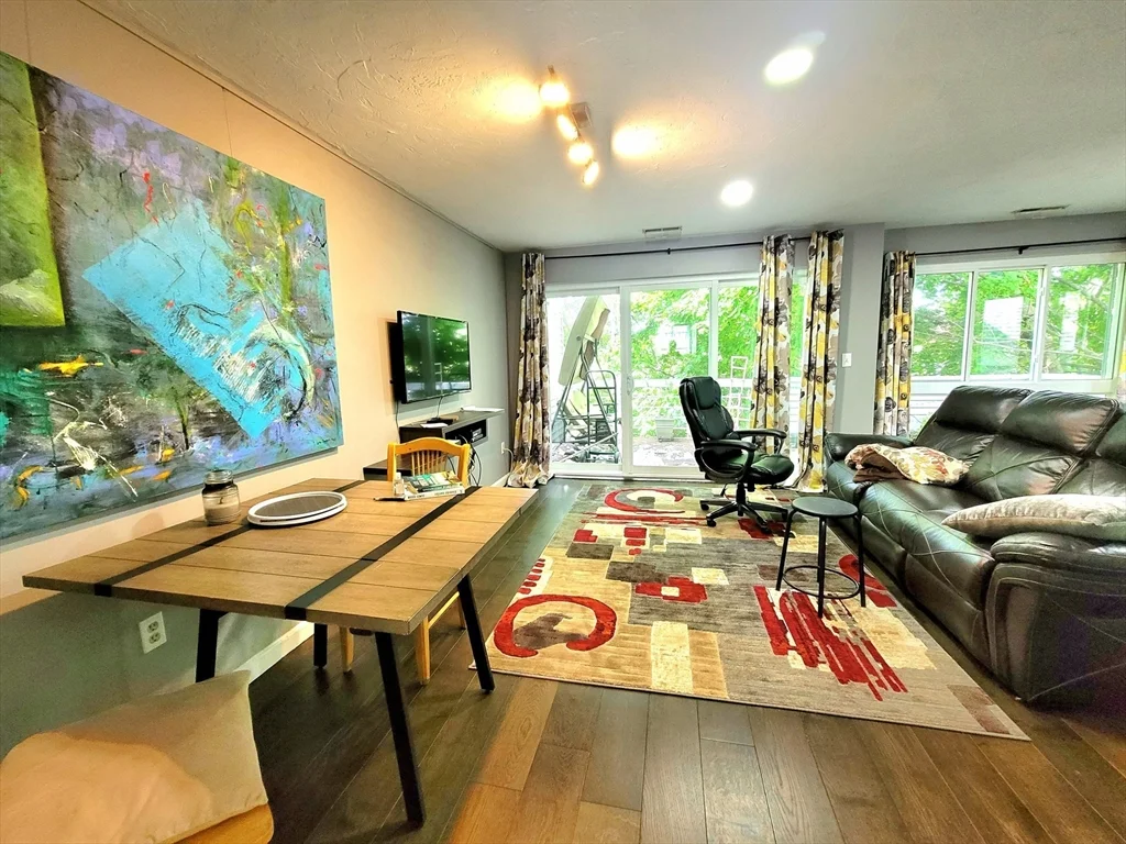 391 Hyde Park Ave, Jamaica Plain
