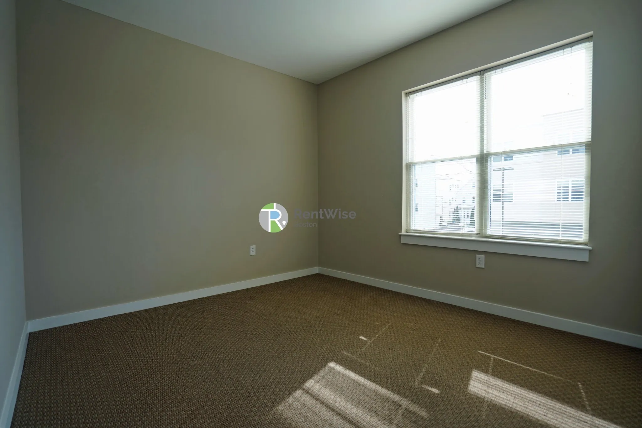 625 Mcgrath Highway, East Somerville