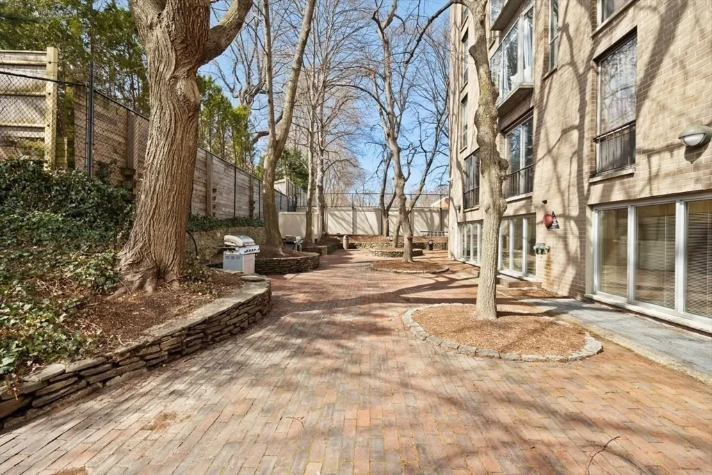 33 Pond Ave, Longwood