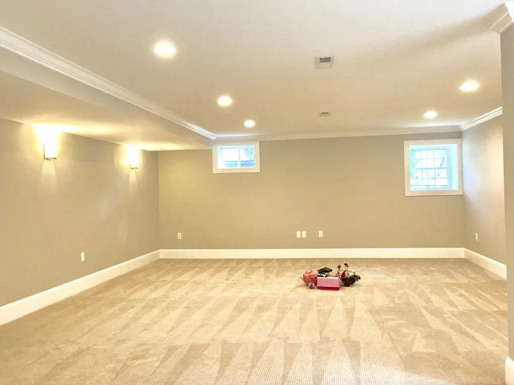 301 Linden St, Wellesley