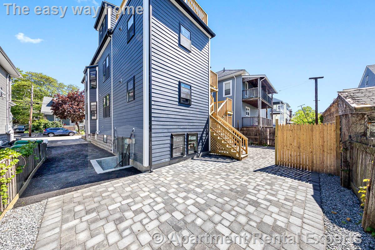 70-72 Stanley Ave, Tufts