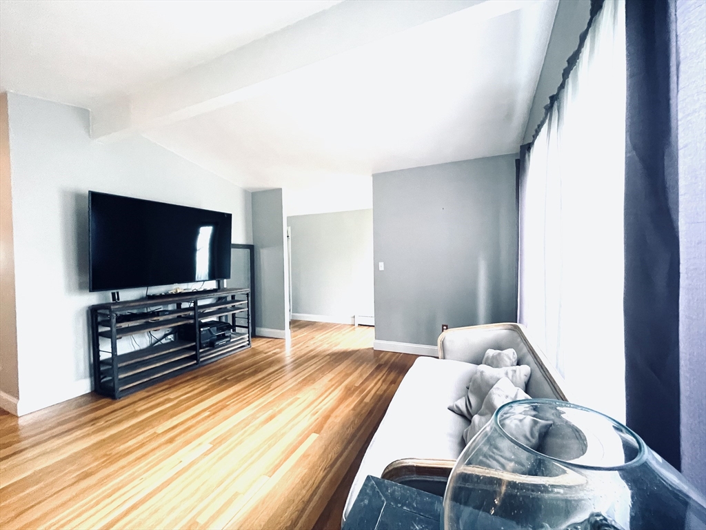 34 Hillside Dr, Shrewsbury