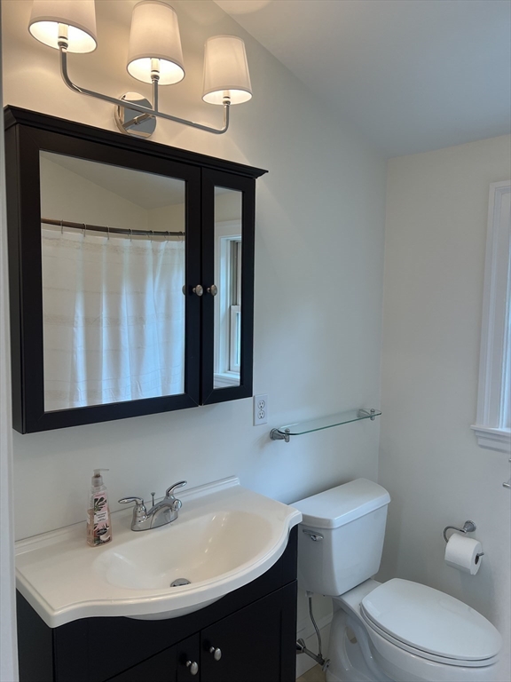 22 Warren Ln, Weston