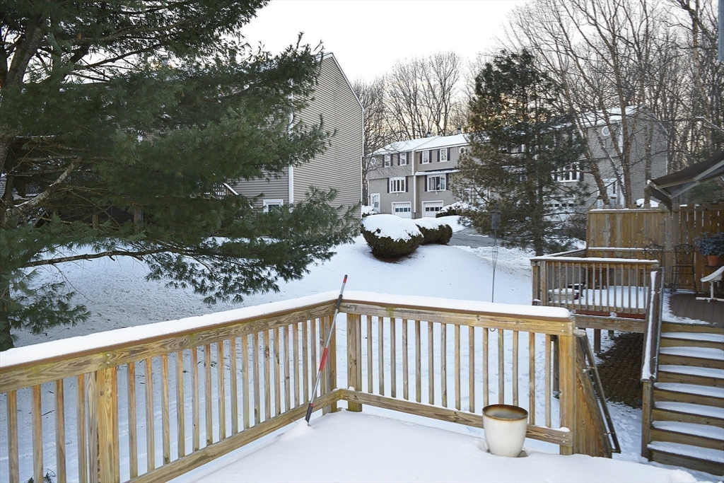 14 Meetinghouse Ln, Millbury