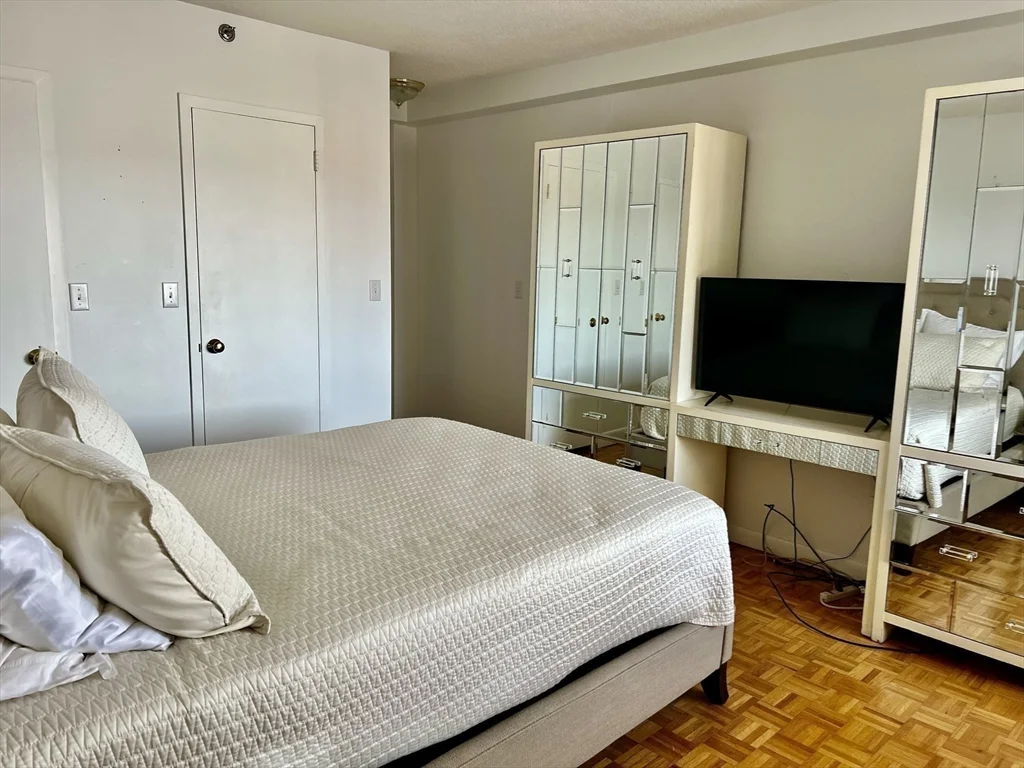 300 Lynn Shore Dr, Lynn