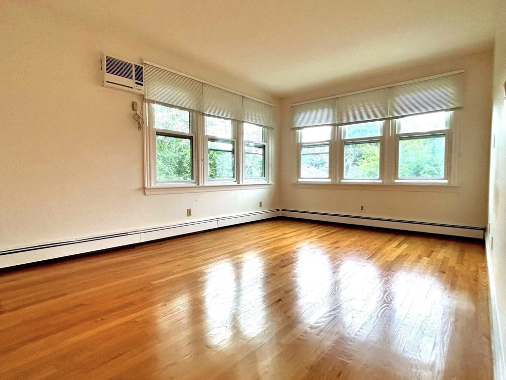 82 Stearns Rd, Longwood