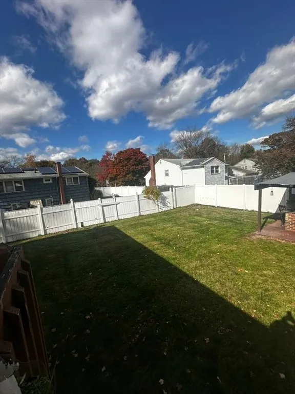 63 Mcgarvey Rd, Stoughton