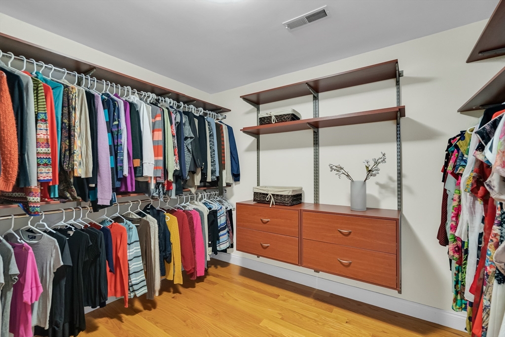 19 Bryn Mawr Rd, Wellesley