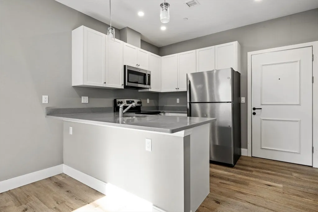 3 Burke Ln, Wellesley