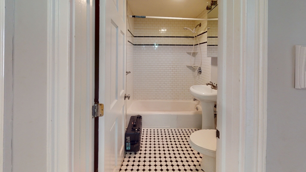 9 Chesterton St, Roxbury